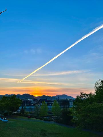 朝日と長〜い飛行機雲 注目の空の写真 ウェザーニュース