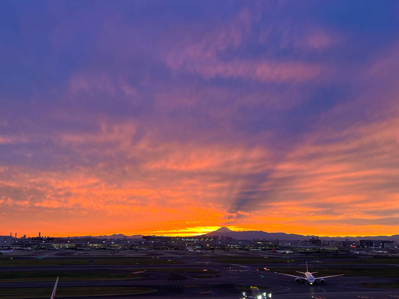 空と光の写真「綺麗な夕焼け」 岬と島陰の黄昏 #夕焼け #夕焼け空 #夕日 #空を見上げるのが好き