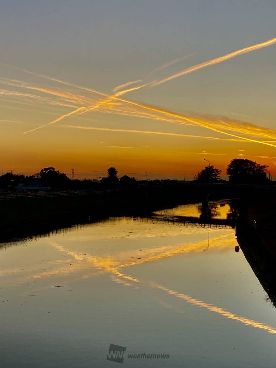 飛行機雲の交差する夕空 注目の空の写真 ウェザーニュース