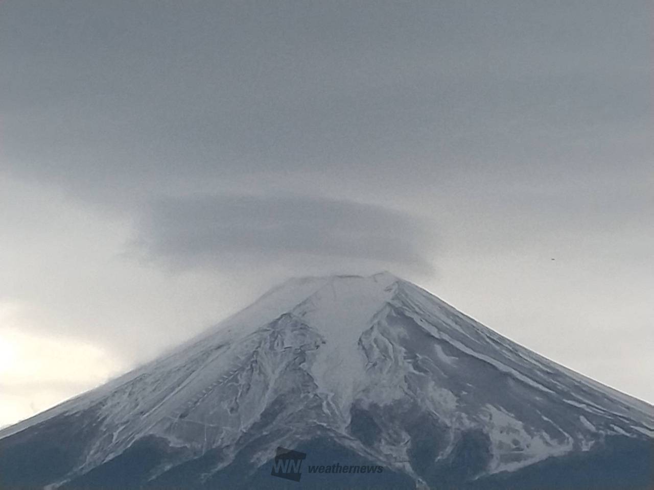 富士山頂の雲 富士山に大きな雲 注目の空の写真 ウェザーニュース