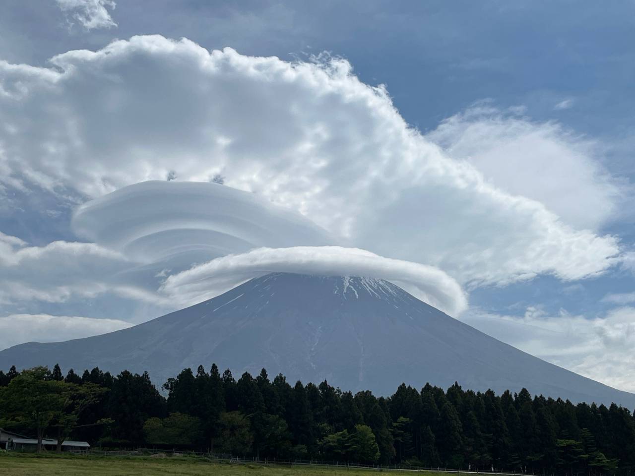 富士山に大きな笠雲と吊るし雲 注目の空の写真 ウェザーニュース