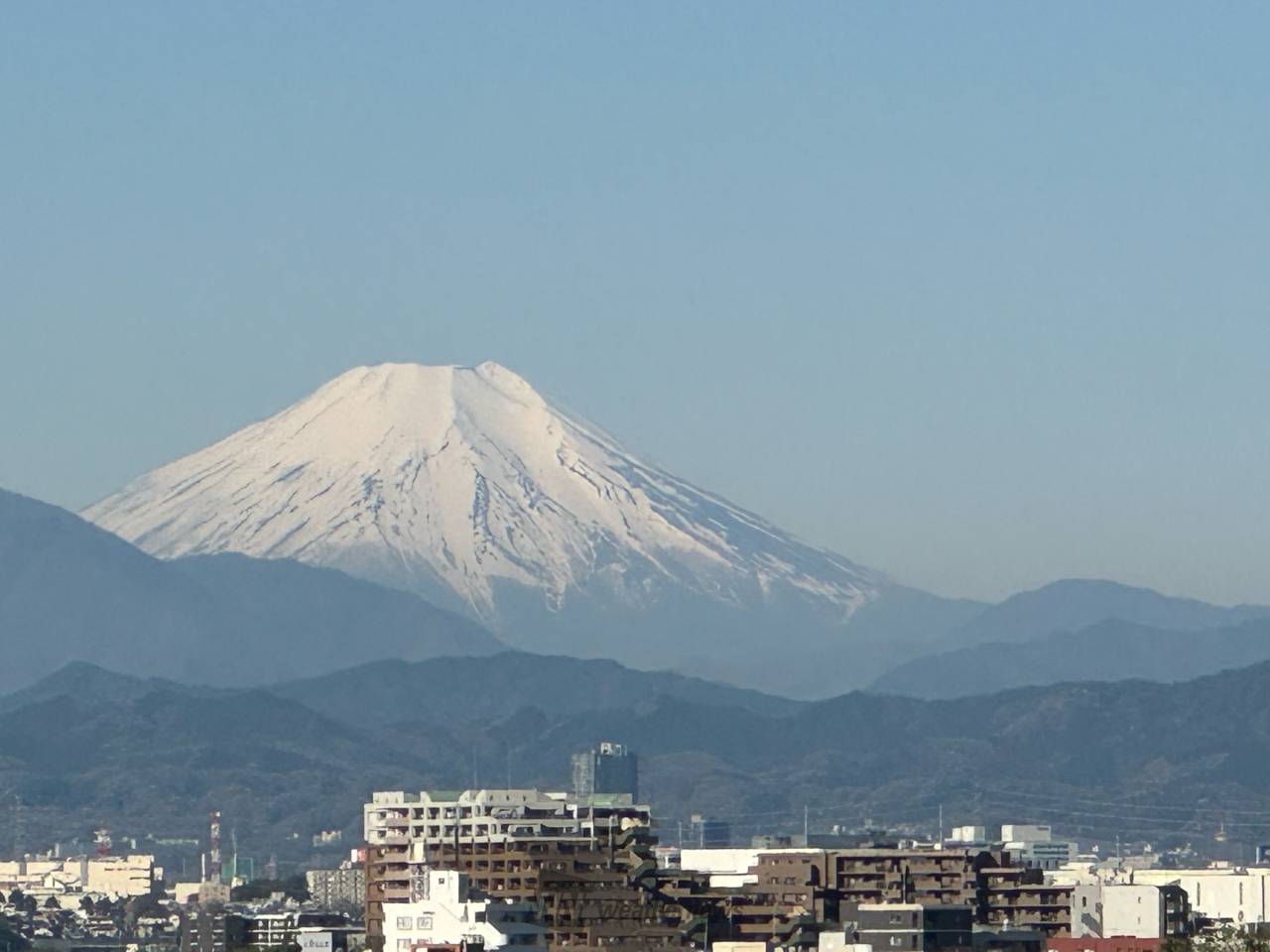 冠雪の富士山と快晴の空のイメージ、富士山曼荼羅の中の一点。 富士山、初冠雪を観測 平年より2日早く 甲府気象台 | 毎日新聞