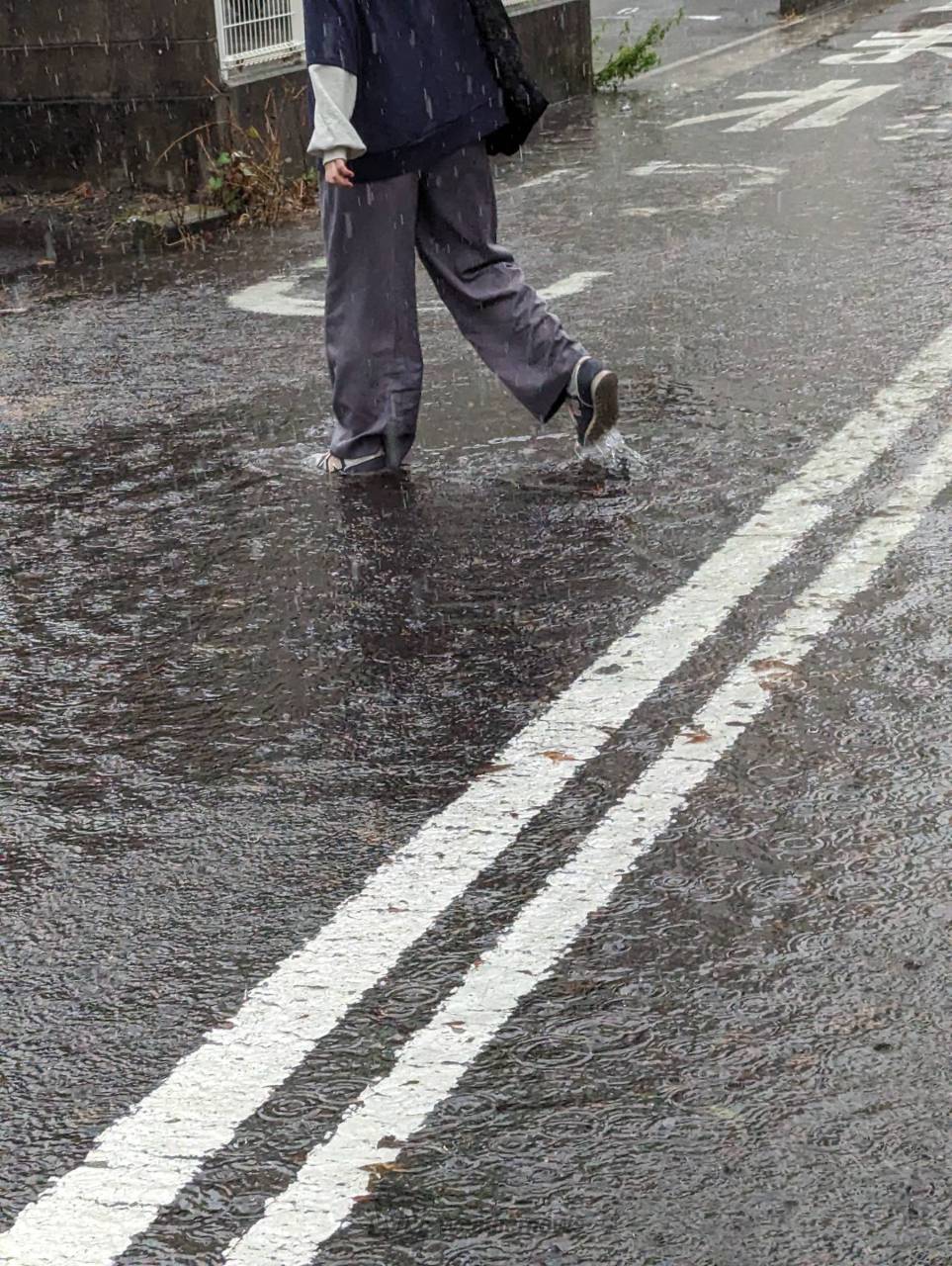 冠水した道路 歩く トップ サンダル