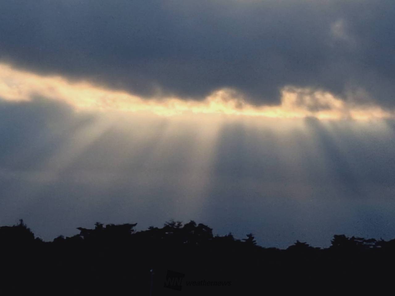 夕空に光芒 注目の空の写真 ウェザーニュース