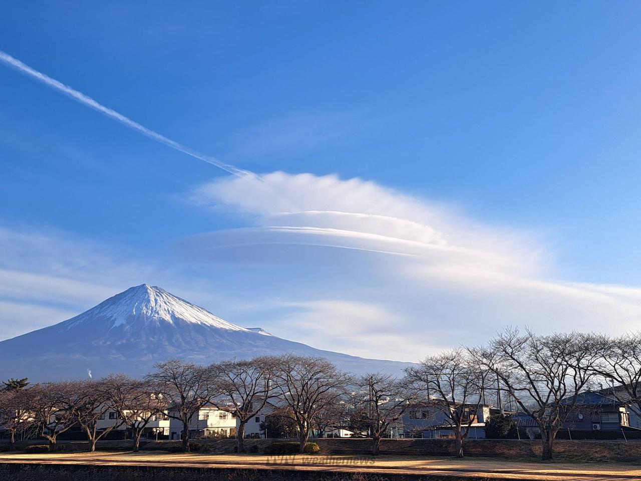 彩雲レンズ雲現る 精進湖 令和3年12月29日 - 山梨百名山から見る風景
