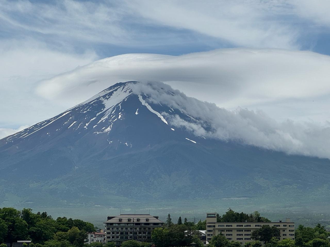 輝く高品質な 富士山周辺に笠雲やつるし雲🗻☁️ ウェザーニュース 注目の空の写真 芸術写真