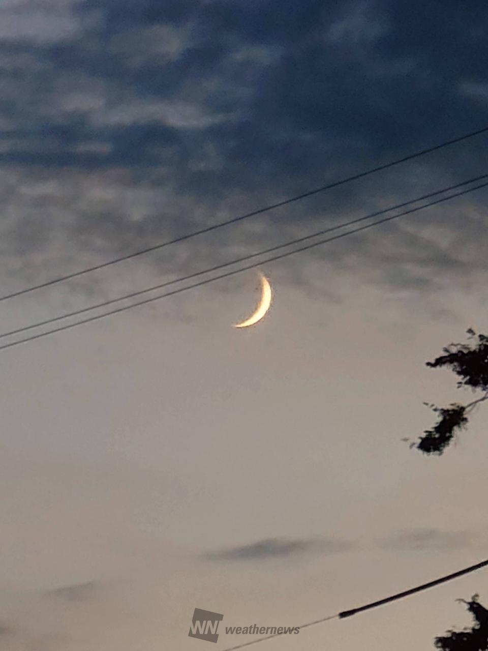 雲の隙間にほっそりお月様🌒 注目の空の写真 ウェザーニュース