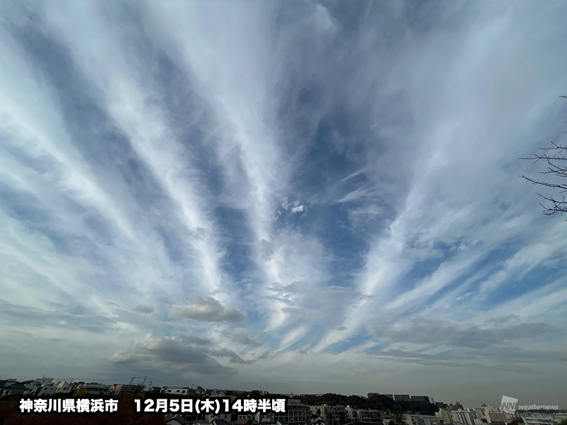 関東南部でシマシマ模様の雲 青空と白い雲のコントラスト - ウェザーニュース