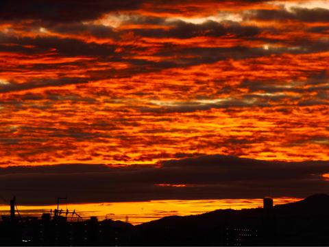 台風の置き土産は 燃えるような夕焼け 注目の空の写真 ウェザーニュース
