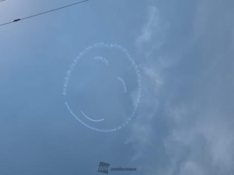 空にニコニコ顔マーク 注目の空の写真 ウェザーニュース