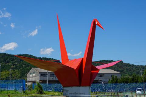 巨大な赤い折鶴のオブジェ 今日は終戦の日 | 愛媛県西条市