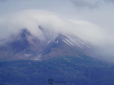 「初冠雪の旭岳」...