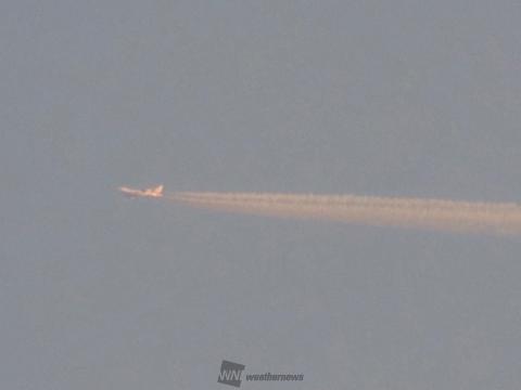 長く伸び〜る飛行機雲 注目の空の写真 ウェザーニュース