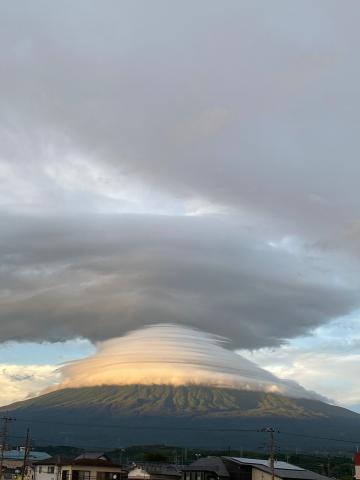 富士山に大きな雲 注目の空の写真 ウェザーニュース