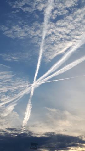 長くのび～る飛行機雲 注目の空の写真 ウェザーニュース