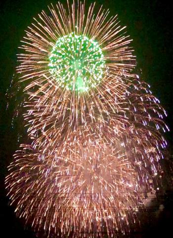 夜空を彩る花火 注目の空の写真 ウェザーニュース 夜空を彩る花火 注目の空の写真 ウェザーニュース