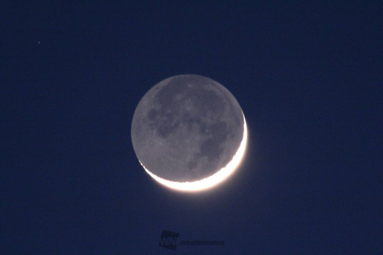 夜空に細い月 うっすらと地球照も 注目の空の写真 ウェザーニュース