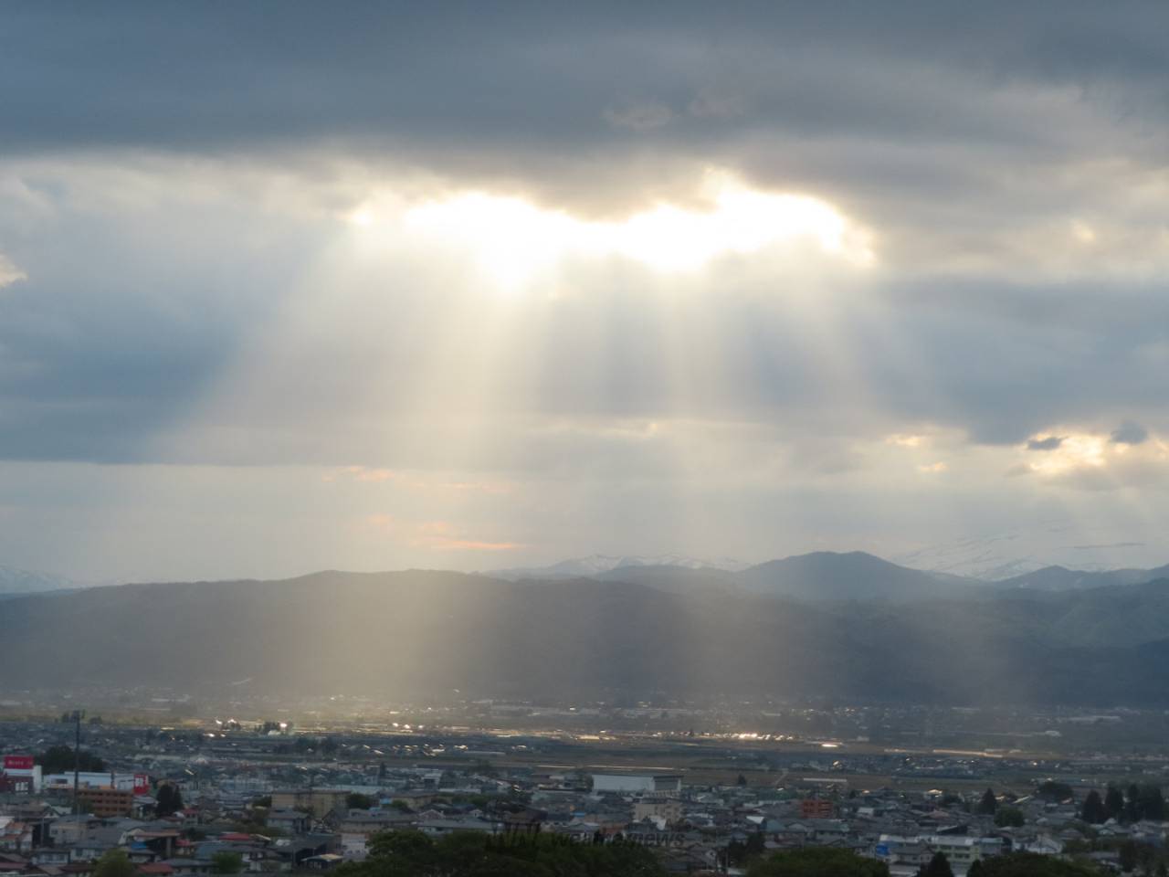 東北に天使の梯子かかる 注目の空の写真 ウェザーニュース