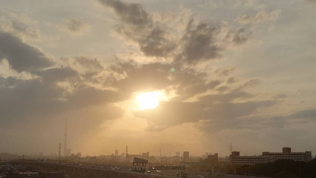 朝の空に天使の梯子！！ 雲から溢れる光が神々しい感じです