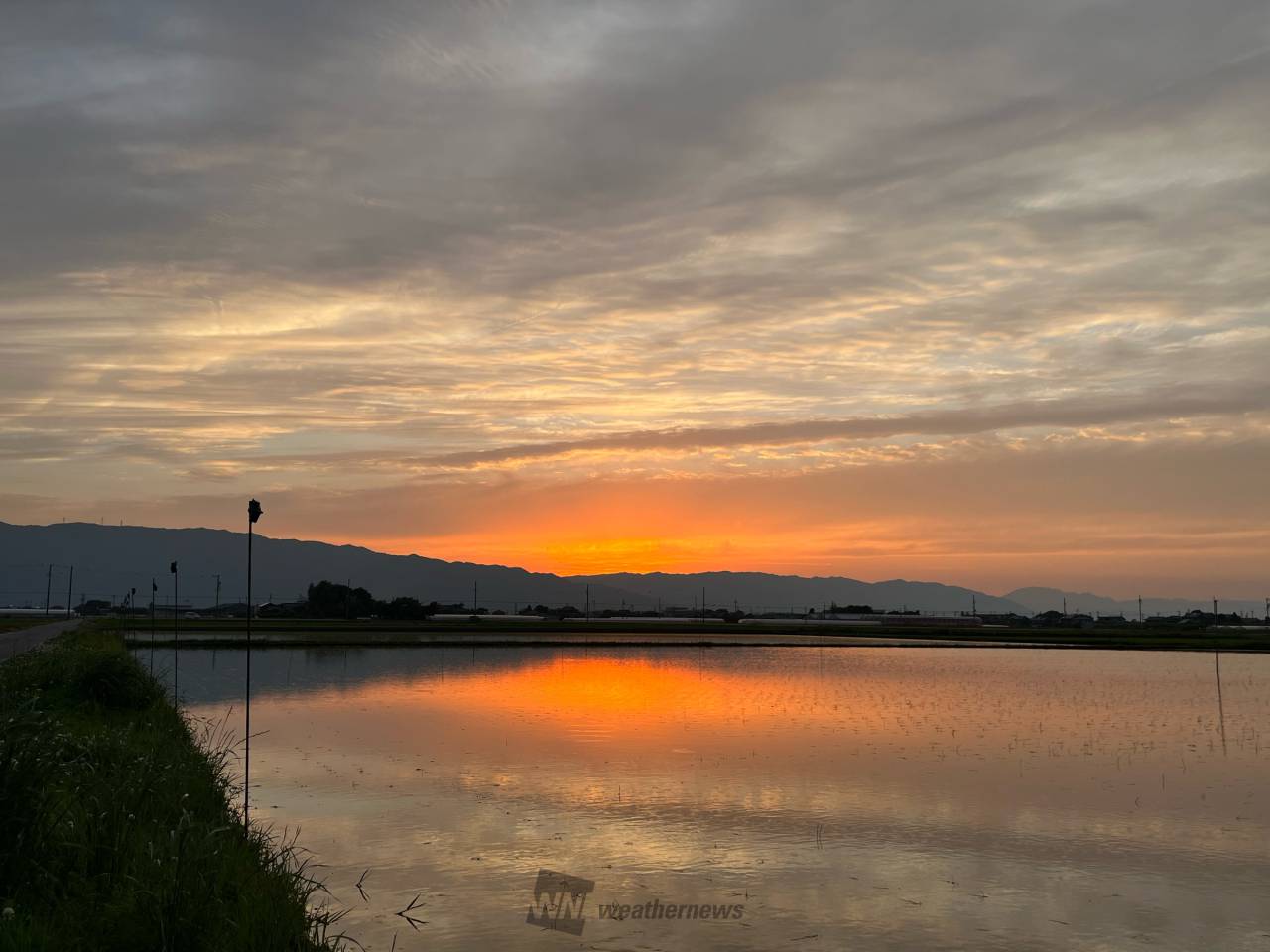 穏やかな夕空 水面もオレンジ色に 注目の空の写真 ウェザーニュース