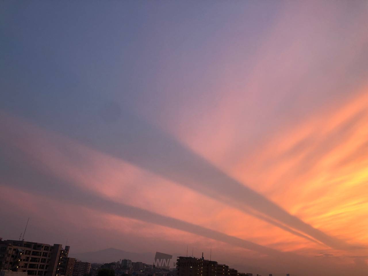 空と光の写真「綺麗な夕焼け」 太陽光線と夕焼け雲のある夕焼け空 写真背景 無料ダウンロードの