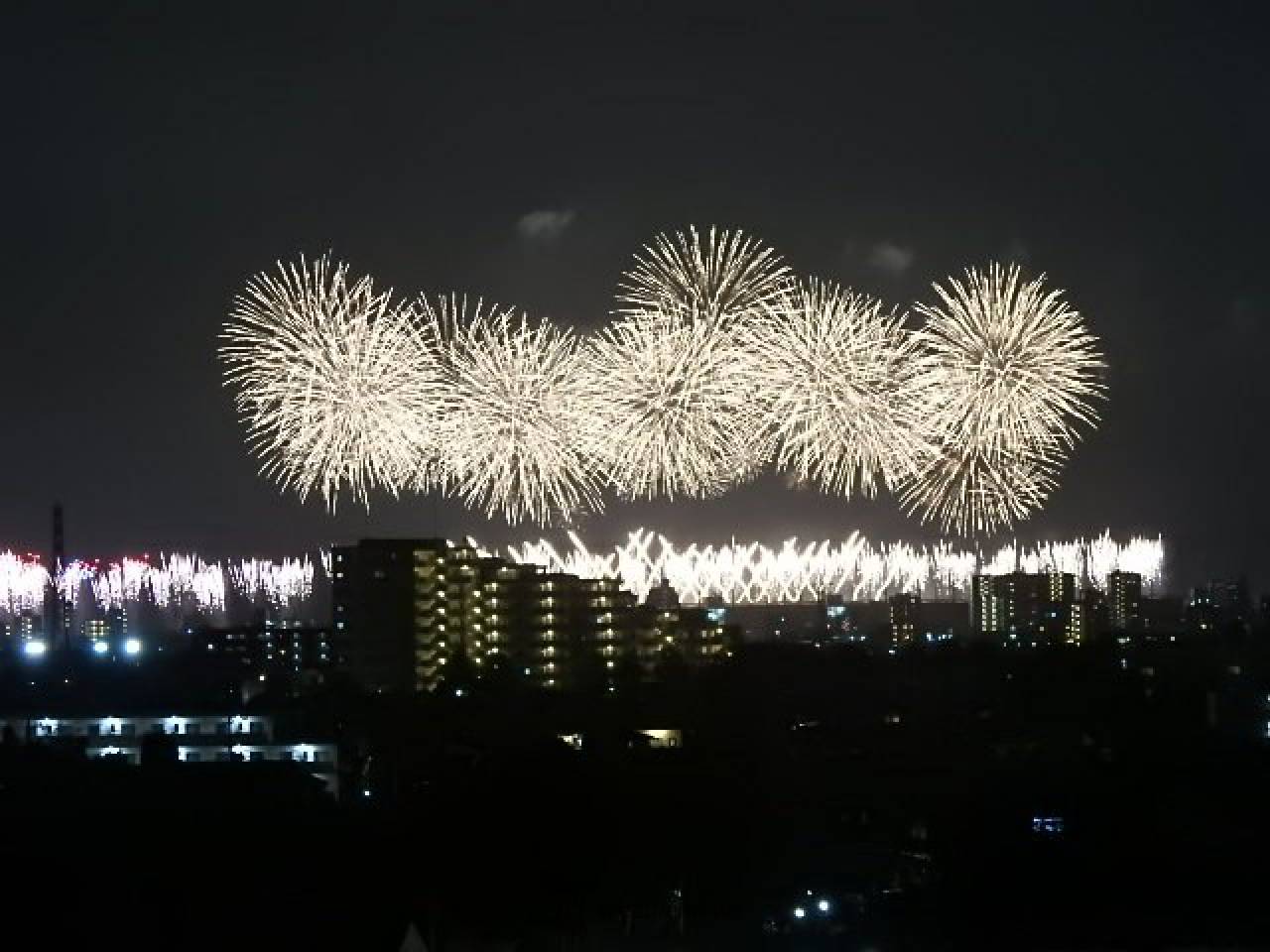 東京の夜空に大輪の花火 注目の空の写真 ウェザーニュース