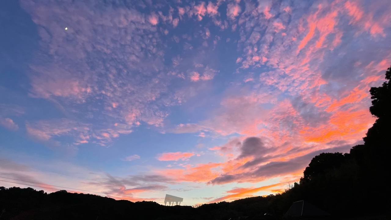 空撮夕焼け空自然美しい光の夕日や海の上の日の出カラフルな劇的