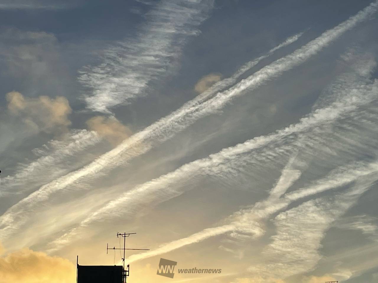 飛行機雲と朝焼けコラボ 注目の空の写真 ウェザーニュース 飛行機雲と朝焼けコラボ 注目の空の写真 ウェザーニュース