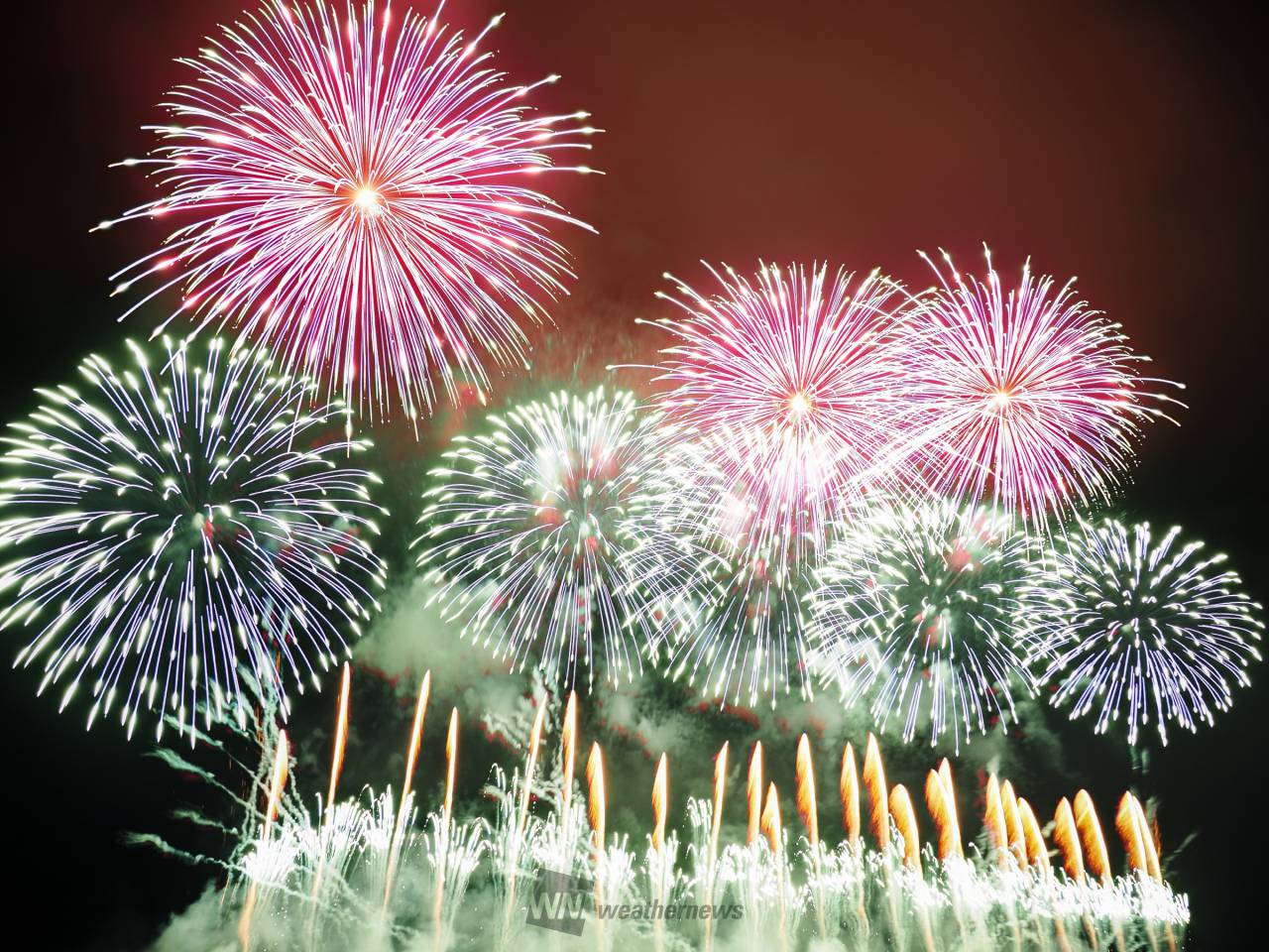 夏の終わりを彩る花火 注目の空の写真 ウェザーニュース