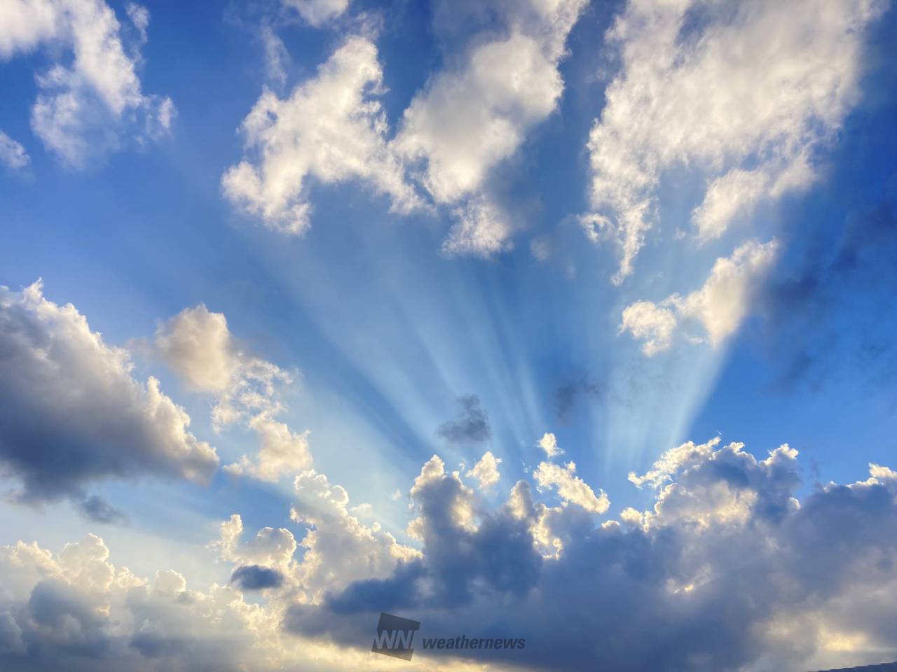 薄明光線(光芒)が出現 注目の空の写真 ウェザーニュース