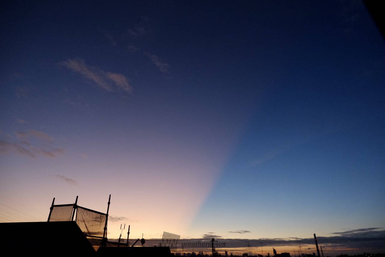 二色に分かれた朝の空 注目の空の写真 ウェザーニュース