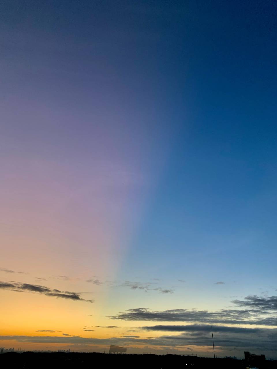 二色に分かれた朝の空 注目の空の写真 ウェザーニュース