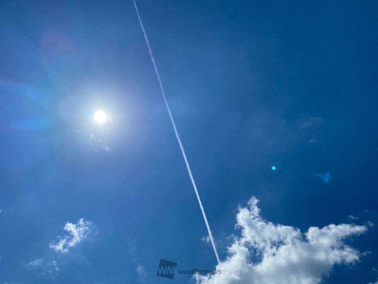 青空にのびる飛行機雲 注目の空の写真 ウェザーニュース 青空にのびる飛行機雲 注目の空の写真 ウェザーニュース