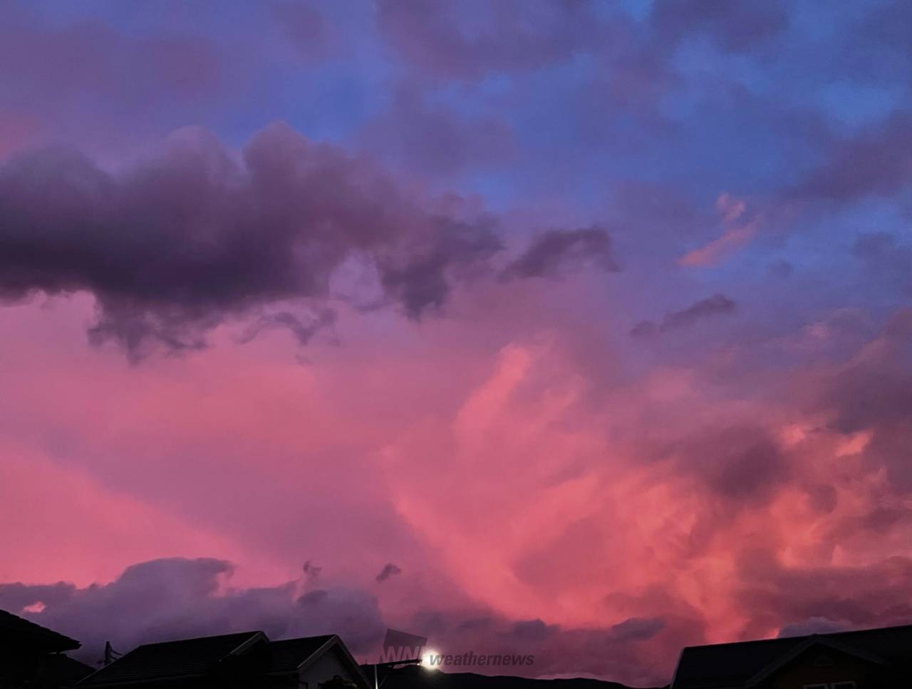 紫やピンクの朝焼け 注目の空の写真 ウェザーニュース