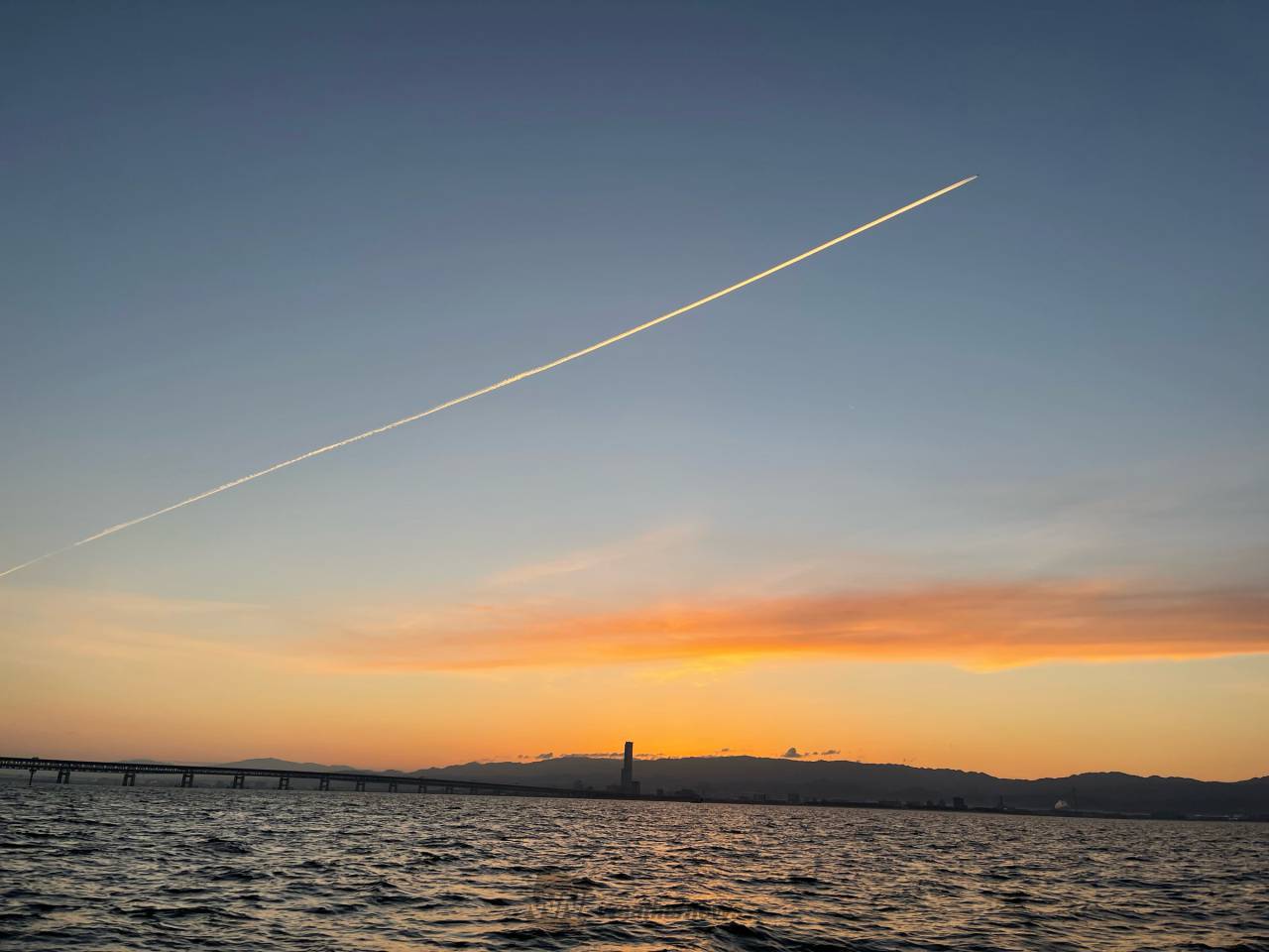 朝空と飛行機雲 注目の空の写真 ウェザーニュース