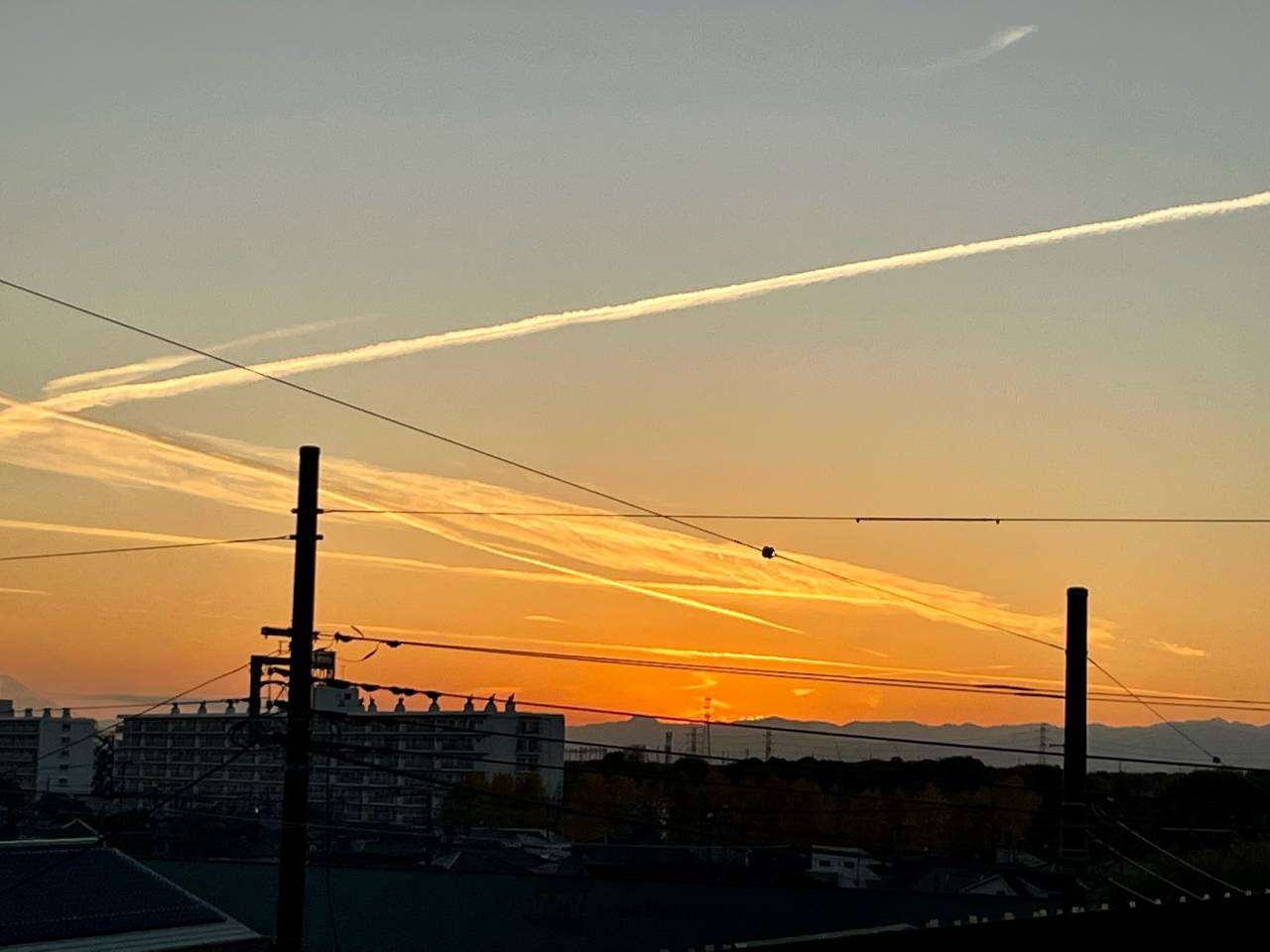飛行機雲の交差する夕空 注目の空の写真 ウェザーニュース