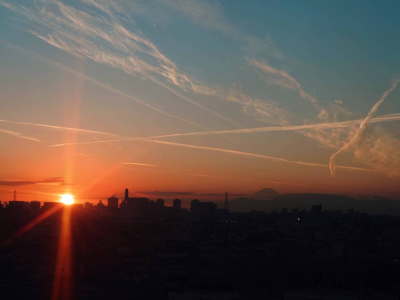 飛行機雲の交差する夕空 注目の空の写真 ウェザーニュース