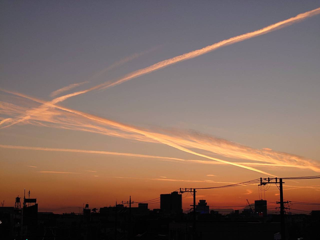 ひこうき雲 飛行機雲の交差する夕空 注目の空の写真 ウェザーニュース