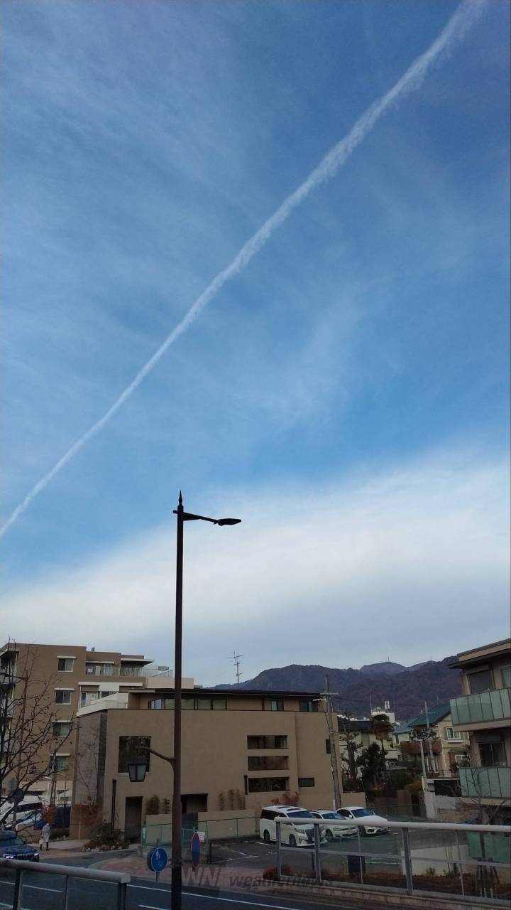 ひこうき雲 飛行機雲「X」 注目の空の写真 ウェザーニュース