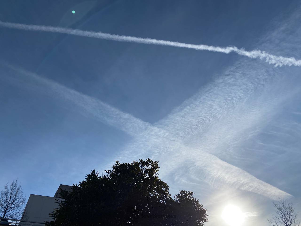 空に伸びる飛行機雲 注目の空の写真 ウェザーニュース