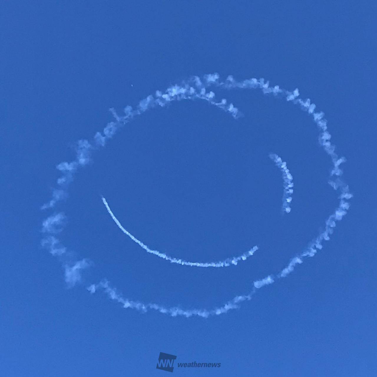 青空にニコちゃんマーク 注目の空の写真 ウェザーニュース