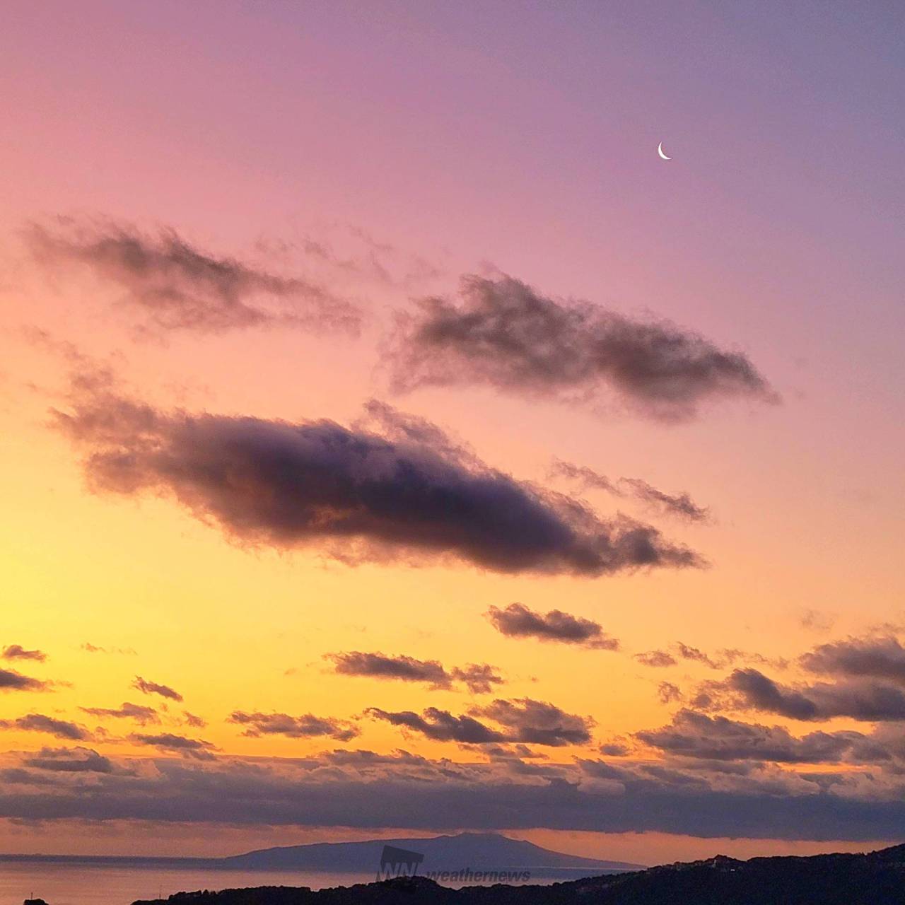 朝焼けの空と月 注目の空の写真 ウェザーニュース