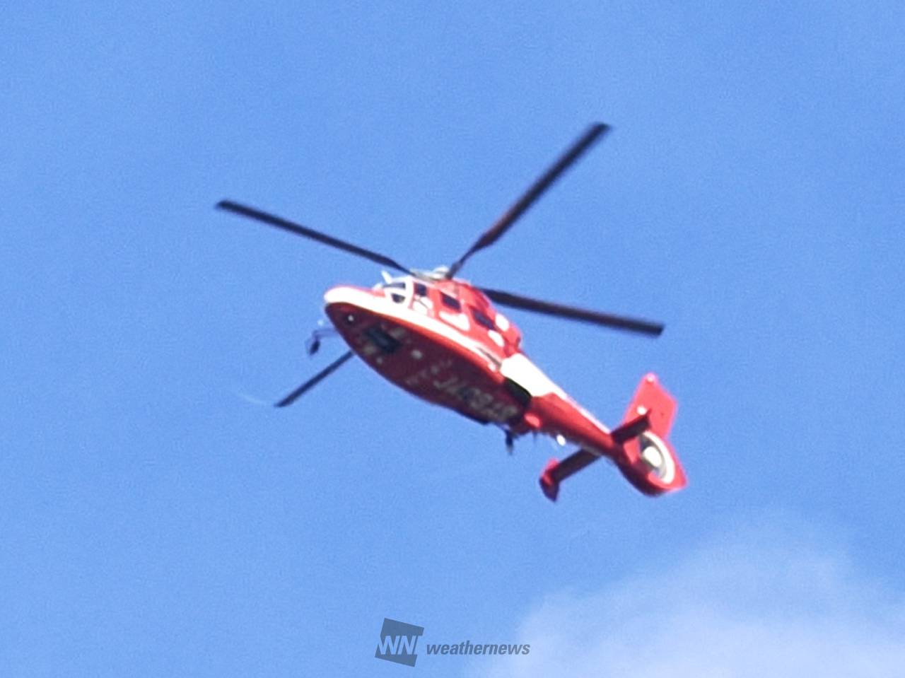 散歩中🚶‍♂️赤いヘリ🚁が飛んできま | 愛知県豊明市 | kat 8