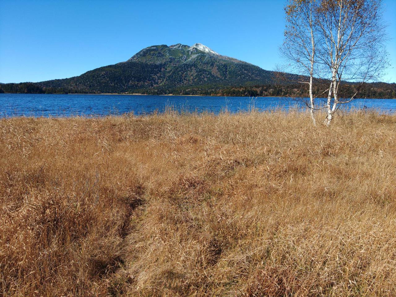 燧ケ岳に冠雪、尾瀬...