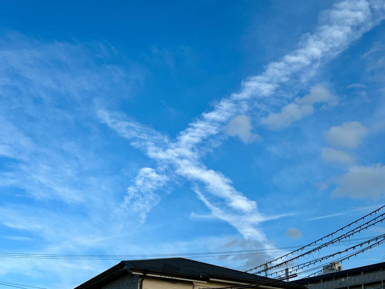飛行機雲「X」 注目の空の写真 ウェザーニュース