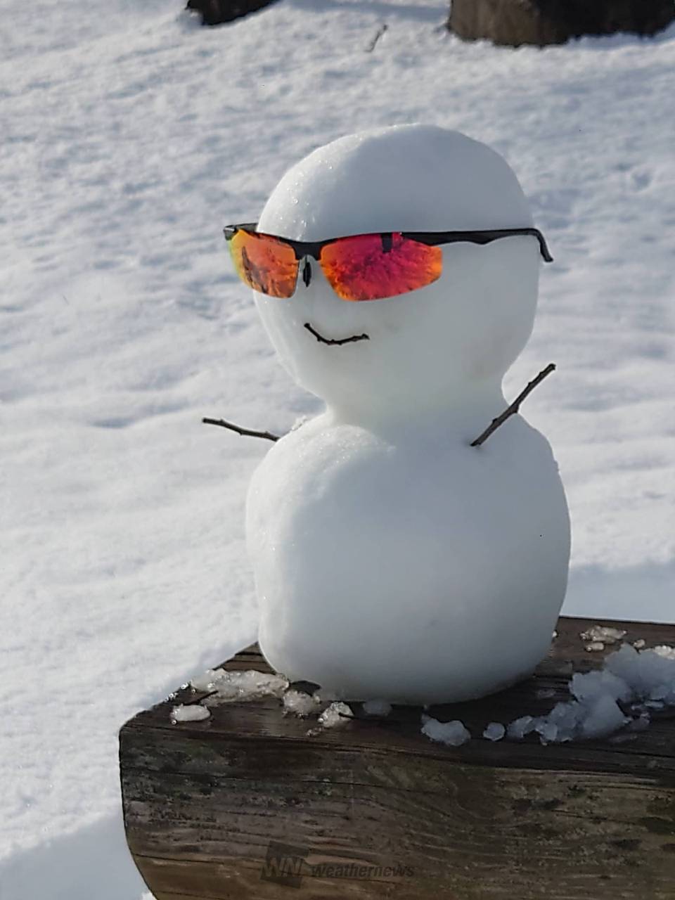 雪だるまに手元にあったサングラスをパパっ | 長野県長野市