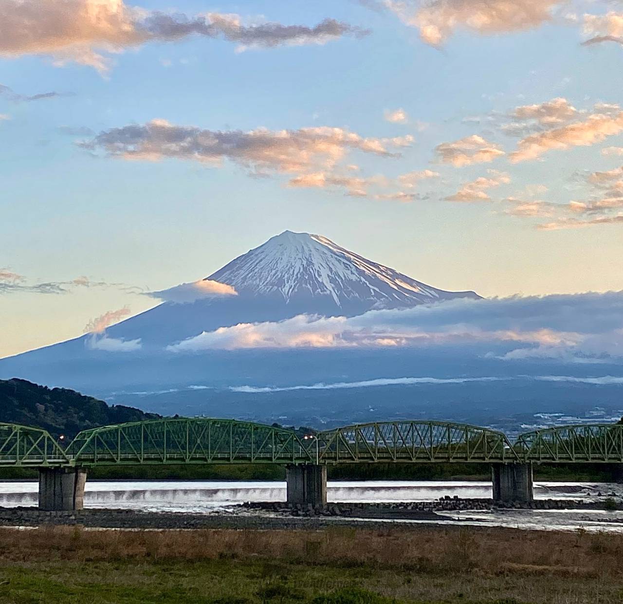 冠雪の富士山と快晴の空のイメージ、富士山曼荼羅の中の一点。 富士山、初冠雪を観測 平年より2日早く 甲府気象台 | 毎日新聞