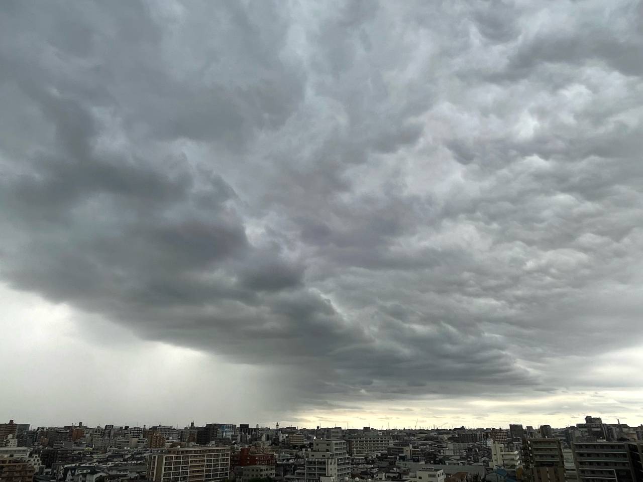 北の空怪しい雲で...