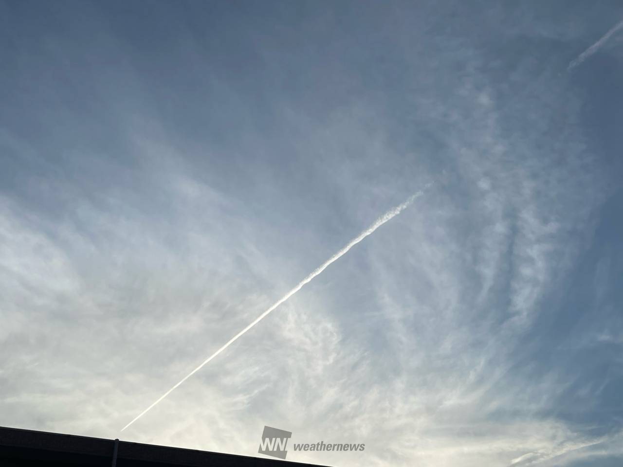 夕空に飛行機雲✈ 注目の空の写真 ウェザーニュース