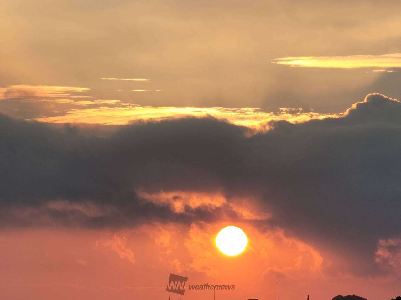 8月最初の夕焼け空 注目の空の写真 ウェザーニュース